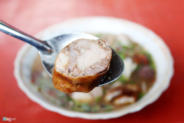 Cháo lòng Cô Ba Đa Kao với lòng xắt dày và dồi chiên giòn
