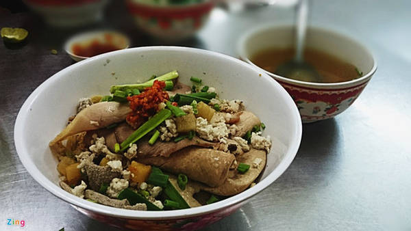 Mì cật (Trương Định, quận 1): Không ai biết chính xác số tuổi của quán, song rất nhiều khách hàng quen chia sẻ đã ăn tại đây từ thời tiểu học đến khi tóc muối tiêu.