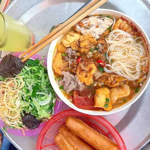 Bún riêu Trang đầy đặn với bún sợi, đậu rán, thịt và hành khô. Ảnh: Món ngon Hà Nội.