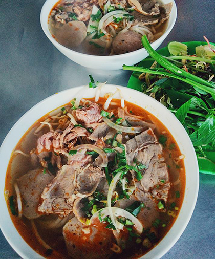 Mỗi tô bún bò có giá 25.000 - 30.000 đồng, tuỳ theo yêu cầu của khách. Ảnh: Lâm Phương Trần.