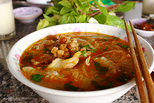 Suất ăn có giá từ 25.000 – 40.000 đồng. Ảnh: Di Vỹ