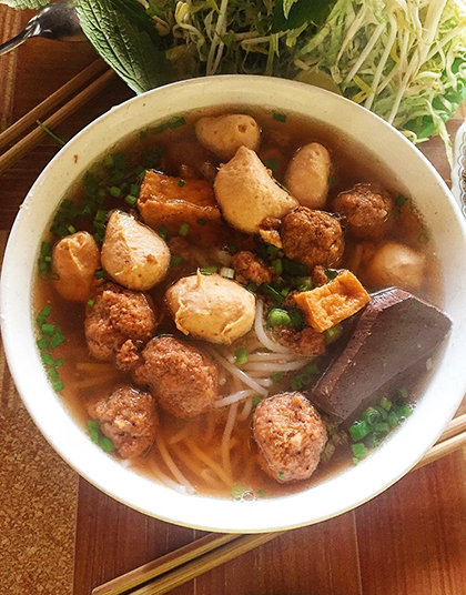 Mỗi tô bún có giá trung bình 30.000 đồng. Ảnh: An An.