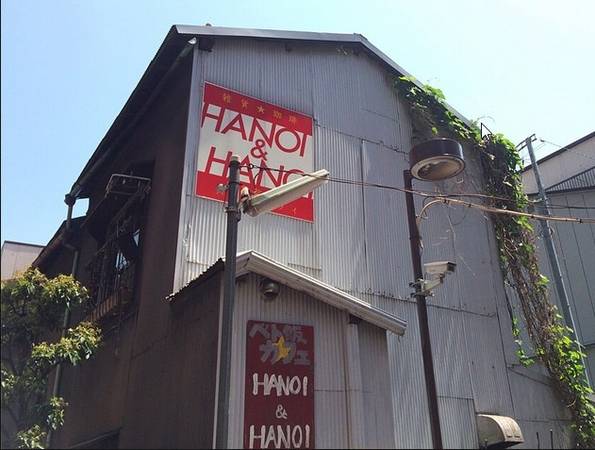 Quán Hanoi & Hanoi có ghế nhựa đúng kiểu Việt Nam