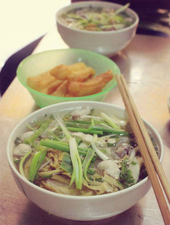 Bún mọc gà Hà Nội gọi thêm quẩy giòn. Ảnh: Lý Vinh