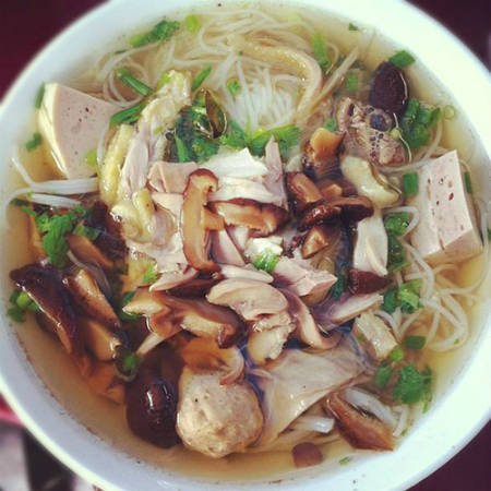 Bún mọc gà Hà Nội đầy đặn với chả quế, giò sống, nấm hương và gà xé đầy đủ chất dinh dưỡng. Ảnh: toinayangi