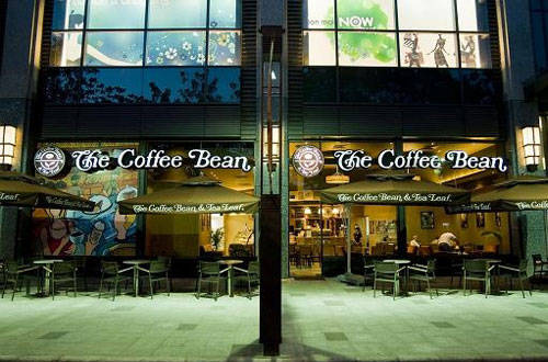 Không gian ngồi ngoài trời tại The Coffee Bean & Tea Leaf - quán cà phê ngoài trời Sài Gòn