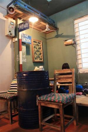 Bàn ghế gỗ mộc mạc tại Bao cấp Cafe