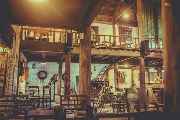 Đồ cổ trang trí tại Nhà Sàn Art Cafe