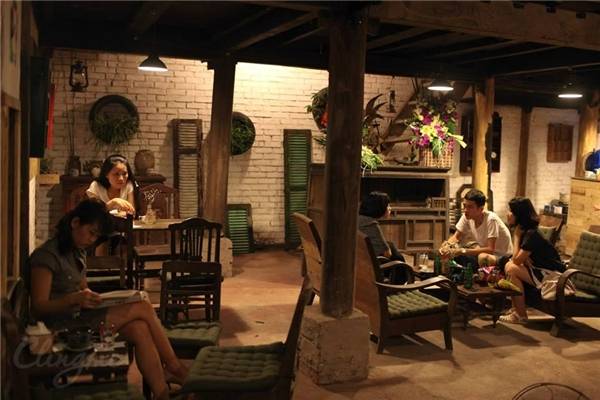 Góc ngồi mang phong cách núi rừng tại Nhà Sàn Cafe