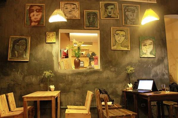 Xoan Café - Quán cà phê tuổi thơ Hà Nội với nhà 2 tầng kiểu cũ, gạch hoa lát nền và đồ ăn vặt như hạt hướng dương, thịt bò khô, mì tôm. Địa chỉ: Ngõ 411 Trường Chinh