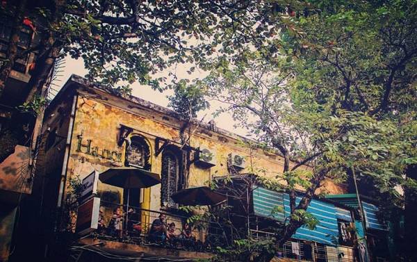 Hanoi House - Quán cà phê tuổi thơ Hà Nội với gác xép và ban công nhìn ra nhà thờ lớn tại Lý Quốc Sư. Địa chỉ: 47A Lý Quốc Sư, Hoàn Kiếm