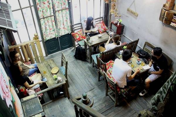 Bao Cấp Café - Quán cà phê tuổi thơ Hà Nội tái hiện căn hộ tập thể với ca nhôm, tivi đen trắng tại Giảng Võ. Địa chỉ: Số 1 Ngõ 189 Giảng Võ, Quận Ba Đình