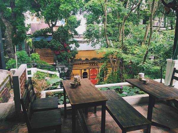 Lutulata  Nằm yên bình giữa phố Hàng Cót sầm uất, quán nhỏ Lutulata có góc nào cũng xinh xắn với bức tường trắng, cửa được sơn đỏ, hàng dây thường xuân buông trước cửa, những bộ cốc chén, bát ăn đủ màu. Ngoài các loại cà phê truyền thống, đồ uống ở quán mang hơi hướng bắc bộ như chè bưởi, chè cốm và cả những món quà vặt dân dã như kẹo lạc, ô mai, bánh đậu xanh… Địa chỉ: 39 Hàng Cót. Ảnh: Lutulata.
