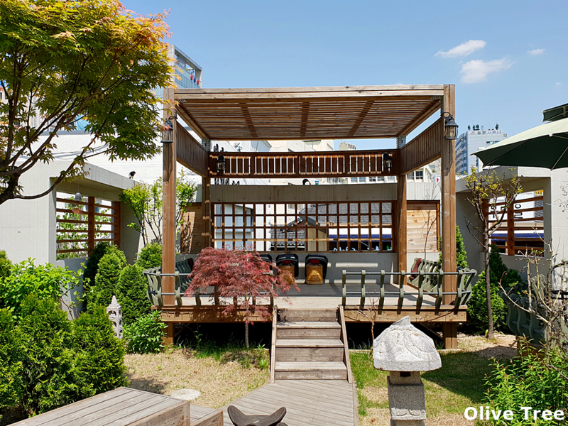 Khu vườn nghệ thuật trên sân thượng quán cafe sân vườn Seoul Secret Garden