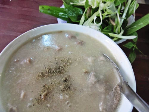 Cháo lòng ăn kèm với các loại rau húng, mùi tàu sẽ tạo nên hương vị thơm ngon hơn . Ảnh: foodvn
