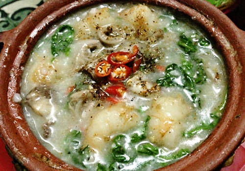 Mỗi ngày, quán cháo sườn niêu đón hàng trăm khách. Ảnh: foody