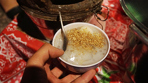 Góc chè của ông bà Tư thường hết sớm nhưng cũng có hôm bán đến 1-2h sáng. Dẫu quán được nhiều người biết đến, ông bà Tư vẫn chưa từng nghĩ sẽ nâng giá. Mỗi chén chè ăn tại chỗ hay mang đi đều có giá 5.000 đồng.