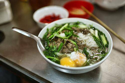 Bát phở hấp dẫn với những miếng thịt xào đậm đà. Ảnh: nhahanghanoi