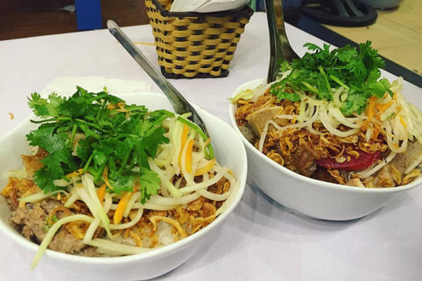 Bát xôi đầy ú tại quán xôi đêm Hà Nội