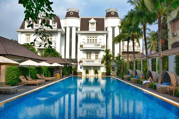 Điểm đặc biệt của nơi này là bể bơi nước mặn dài tới 30 m, cho du khách trải nghiệm những phút giây bơi lội thư giãn, thoải mái. Ảnh: Villa Song.