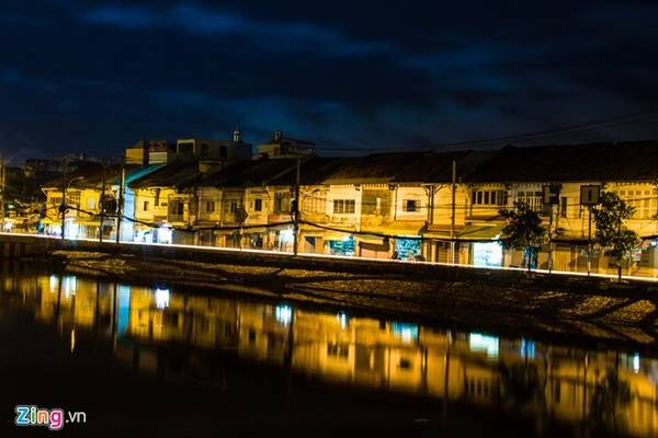 TP HCM được xưng tụng là Hòn ngọc Viễn Đông từ nhiều năm trước. Ảnh chụp bến Bình Đông với dãy nhà cổ