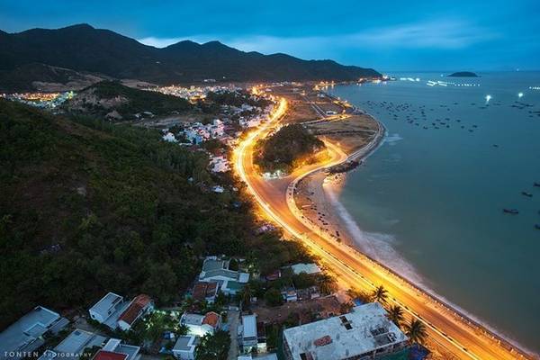 Vùng đất này không chỉ mê hoặc du khách với những cung đường biển tuyệt đẹp, các hòn đảo, vịnh biển hoang sơ mà còn là những kiến trúc Pháp tinh tế, những món ngon khó cưỡng. Ảnh: Toàn Quách.