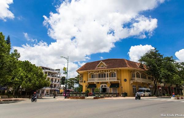 Thưởng thức món ăn độc đáo và cà phê trong nhà hàng kiểu Pháp trên đường Trần Phú.