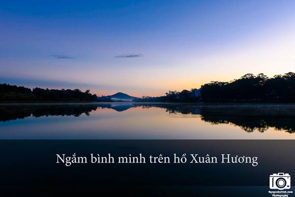 Bạn hãy thức dậy từ tầm 5h, đi bộ dọc theo hồ Xuân Hương để chiêm ngưỡng cảnh bình minh trên mặt hồ rất đẹp. Thời tiết khoảng 10 độ C, rất lạnh nhưng cũng rất đã. 