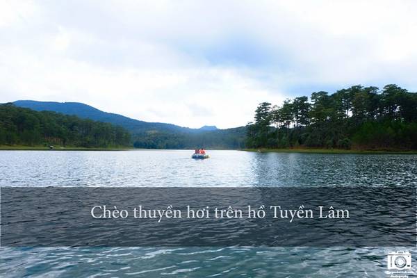 Từ trung tâm thành phố, các bạn đi theo đường Triệu Việt Vương ngay chỗ dinh III hướng về hồ Tuyền Lâm, trên đường đi bên phải sẽ thấy bảng chỉ dẫn vào khu du lịch Đường hầm đất sét, qua khỏi khu du lịch một chút bên trái là bến thuyền. Chèo thuyền phao trên hồ là trải nghiệm tuyệt vời.