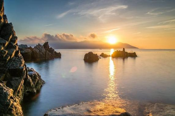 Đến Nha Trang vào tháng 8 như đến với một vùng đất bình yên cùng những trải nghiệm khiến du khách “phải lòng” từ lần đầu đặt chân tới. Nếu Phú Quốc nổi tiếng với hoàng hôn rực rỡ, thì đặc sản của Nha Trang lại là bình minh đẹp tới nao lòng tại Vĩnh Lương. Khoảng 5h15, phía chân trời đằng đông chợt ửng hồng, rồi mặt trời như một quả cầu lửa, từ từ nhô lên, dát vàng óng ánh trên mặt biển.