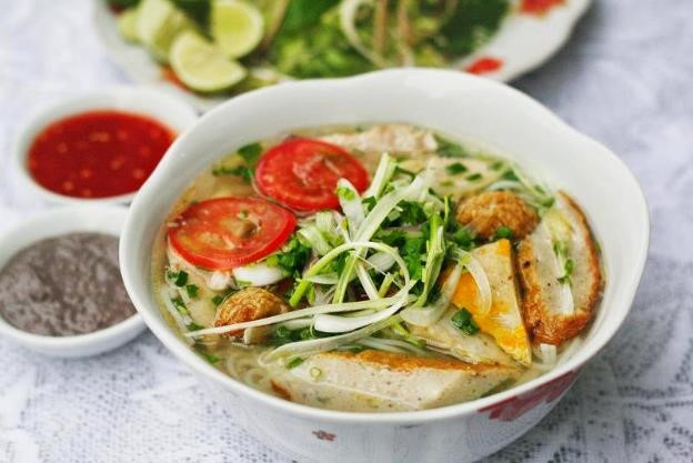 Đến Nha Trang, du khách không thể bỏ qua các món ăn đặc sản. Trong đó, Tháp Bà là một con đường nhỏ nằm ở trung tâm thành phố Nha Trang, nơi được nhiều bạn trẻ cho cái tên thiên đường ăn uống. Nhiều loại đồ ăn được quy tụ về đây như tôm hùm, cua, ghẹ… hay bánh xèo, bánh cuốn.