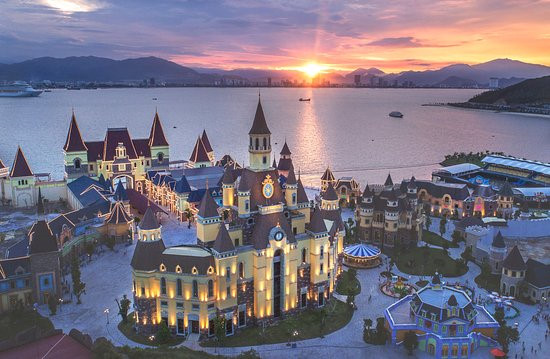 Vào ban đêm, dưới ánh sáng của đèn laser, kỳ quan nhân tạo này càng huyền ảo như một dãy Eiffel giữa biển đêm. Cáp treo sẽ dẫn du khách đến khu giải trí Vinpearl Land. Tại đây, du khách nào cũng có thể tìm thấy những không gian yêu thích cho riêng mình.