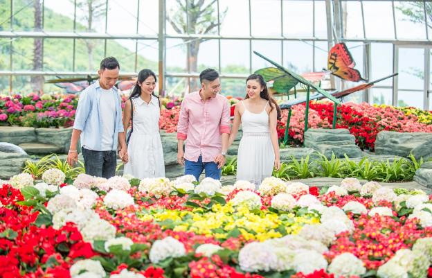 Các em nhỏ sẽ thích mê đại thuỷ cung, công viên nước, thế giới cổ tích tại quảng trường thần thoại hay những show trình diễn với những chú cá heo tinh nghịch. Ngược lại, bạn trẻ có thể thử thách lòng can đảm với loạt trò chơi cảm giác mạnh tại vùng đất phiêu lưu, công viên nước và vịnh phao nổi.