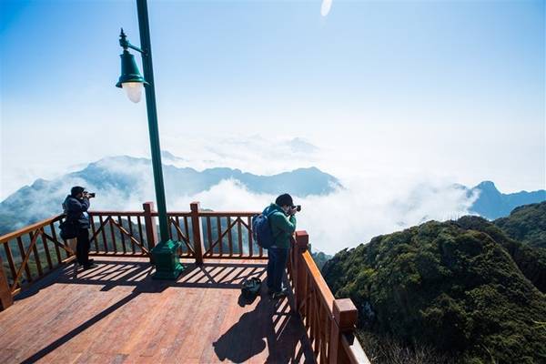 Fansipan cũng là điểm đến hàng đầu của những “thợ săn mây”. Điều thú vị khi săn mây với cáp treo Fansipan là chỉ trong 15 phút, nhiếp ảnh gia có thể bắt gặp mây với nhiều hình thái khác nhau. Khi đang ở thung lũng, dòng sông mây như những dải lụa bảng lảng vờn theo sườn núi. Lên cao chút nữa, cabin cáp treo sẽ đưa du khách chui qua những đám mây. Khoảnh khắc được bao quanh bởi những hạt tinh thể trắng sẽ khiến du khách cảm thấy lòng mình thật nhẹ.