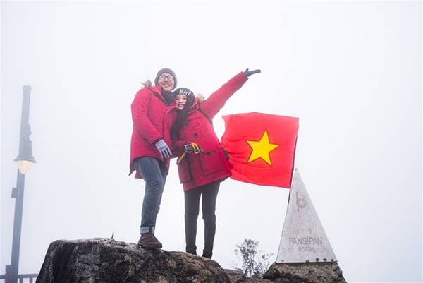 Bỏ lại thời tiết nắng nóng như đổ lửa của các khu đô thị, lên núi tránh nóng đang trở thành xu hướng trong mùa hè này. Áo ấm là một trong những hành trang phải có cho mọi du khách nếu muốn lên đỉnh Fansipan. Thay vì những bộ đồ mùa hè, du khách sẽ khoác lên mình chiếc áo ấm, tới nơi gió luồn qua tóc, khí lạnh run nơi đầu mũi.