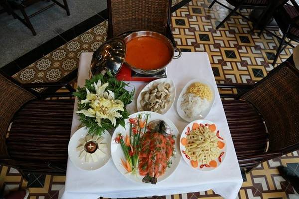 Tây Bắc nổi tiếng với nhiều đặc sản như: lẩu cá hồi, cá tầm sống trong môi trường nước lạnh, gà bản, lợn bản, cơm lam... Sau hành trình 600 bậc thang lên đỉnh trời, dừng chân tại một trong các chuỗi nhà hàng Hải Cảng sang trọng nơi đây, thưởng thức nồi lẩu cá hồi Sa Pa tươi ngon cùng chút rượu táo mèo trên đỉnh núi Fansipan huyền thoại sẽ là trải nghiệm không thể bỏ qua cho những ai say mê ẩm thực.