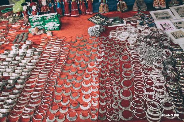 Chợ chia thành nhiều khu, trong đó có khu bán đồ thổ cẩm, vật dụng, gia cầm, gia súc, đặc biệt là chợ ngựa... tạo nên nét độc đáo cho chợ phiên Bắc Hà.