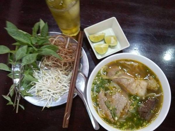 Bún bò Huế món ăn nổi danh thiên hạ của người xứ Huế khi du lịch Huế. Ảnh: Tuyết Nhung.