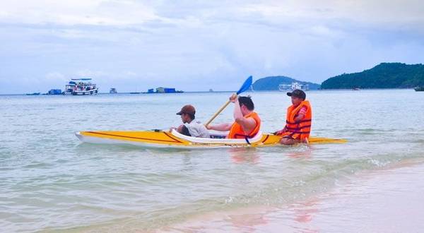 Du lịch Phan Thiết - Chèo thuyền Kayak là trò chơi cảm giác mạnh thú vị