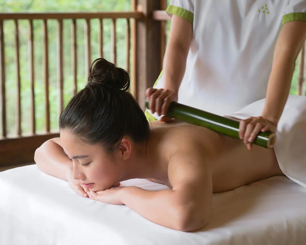 Massage bằng tre độc đáo tại resort Six Senses