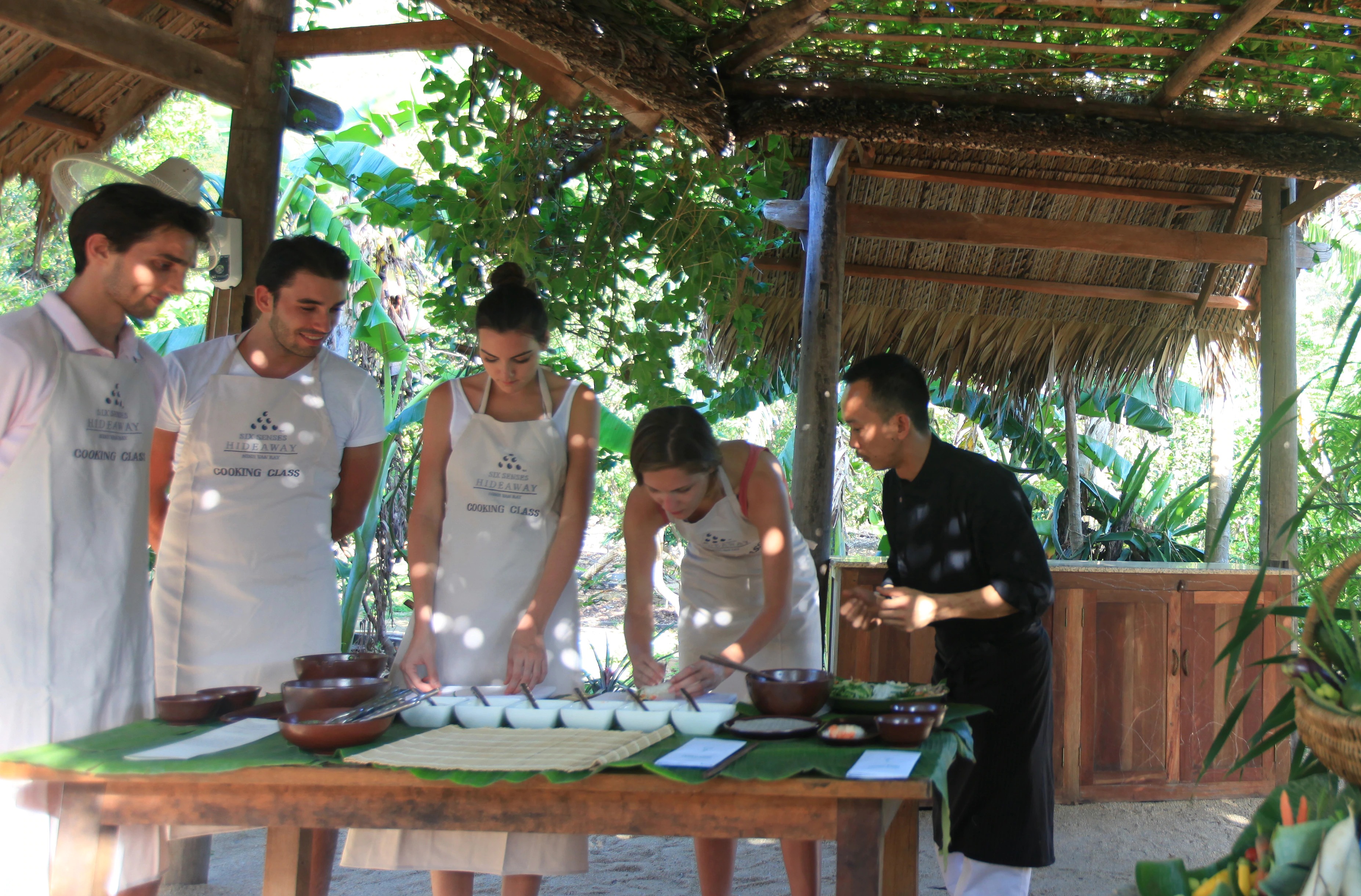 Lớp học nấu ăn gia đình tại resort Six Senses