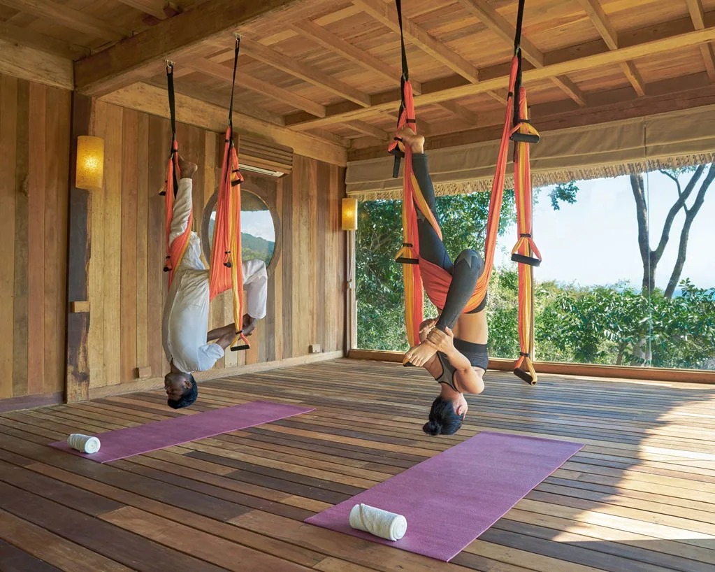 Trải nghiệm yoga bay độc đáo giữa núi rừng vịnh Ninh Vân