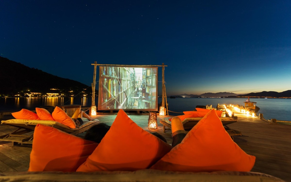 Rạp chiếu phim ngoài trời sát bờ biển tại Six Senses Ninh Vân Bay