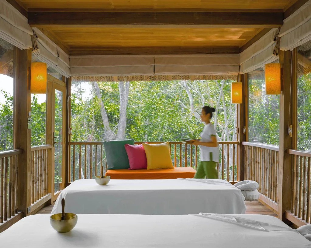 Liệu pháp mát-xa trị liệu chuyên sâu tại Six Senses Spa