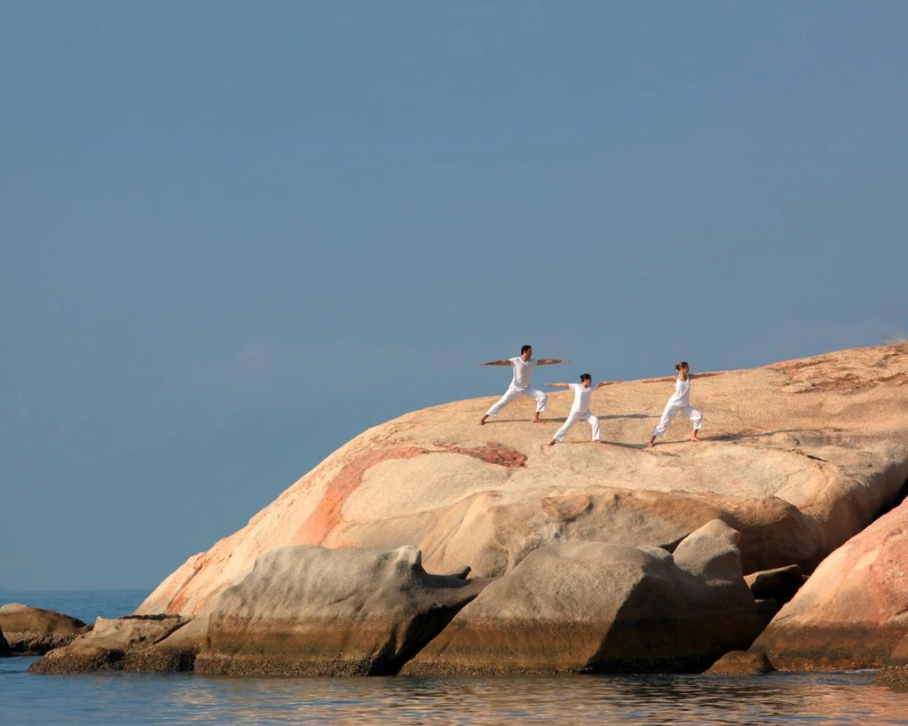 Lớp học yoga ngoài trời hướng biển tại Six Senses Ninh Vân Bay