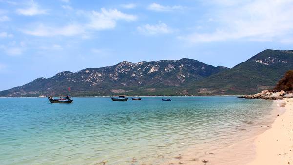 Biển lặng sóng tại khu vực vịnh Ninh Vân uốn lượn thơ mộng