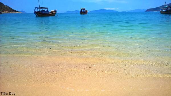 Làn nước biển trong vắt của các bãi tắm tự nhiên khi du lịch Ninh Vân
