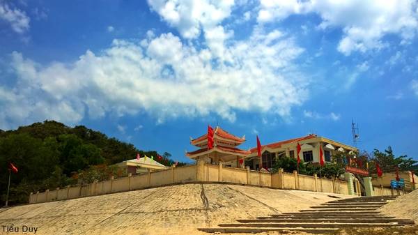 Trụ sở UBND xã Ninh Vân và bia tưởng niệm di tích lịch sử