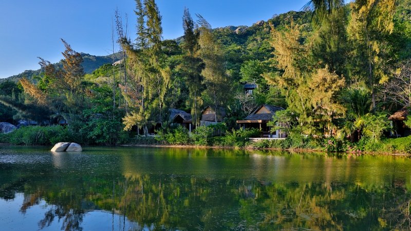 Bữa ăn tối lãng mạn sát bờ biển tại resort Ninh Vân Bay Bữa ăn tối lãng mạn sát bờ biển tại resort Ninh Vân Bay
