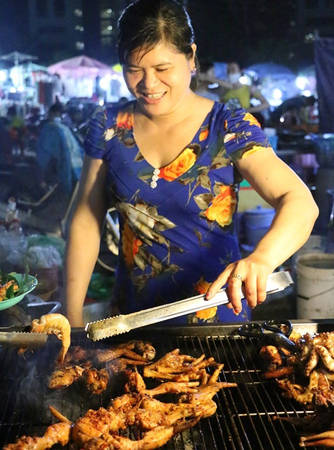 Chợ đêm làng đại học Thủ Đức với nhiều món ăn vặt đêm Sài Gòn